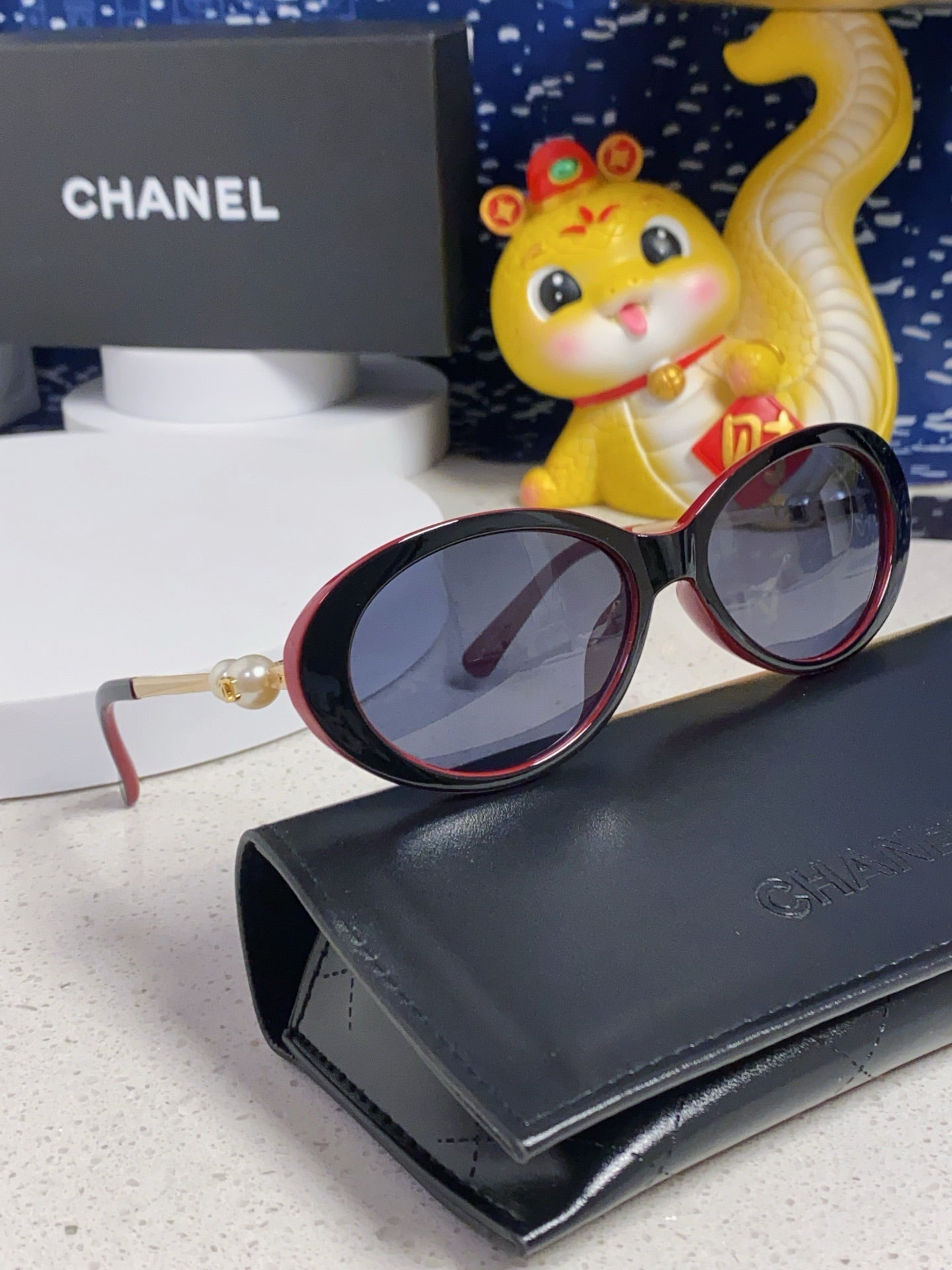 CHANEL OVAL SUNGLASSES 640344 IN BLACK RED ACETATE METAL FRAME EMBOSSED PEARL