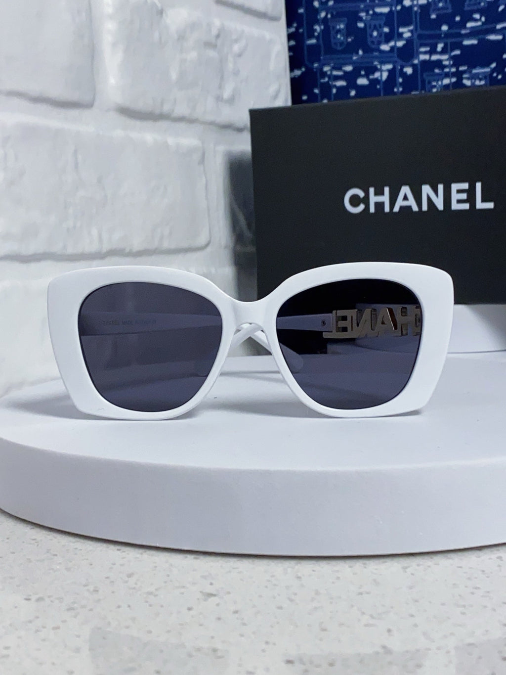 CHANEL BUTTERFLY SUNGLASSES 641814 IN WHITE ACETATE GOLD METAL LOGO