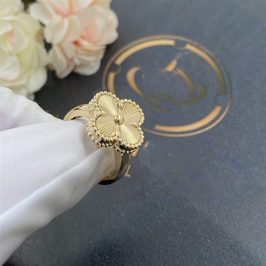 Van Cleef & Arpels CLOVER GOLD RING