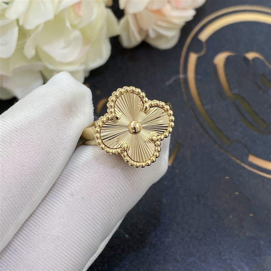 Van Cleef & Arpels CLOVER GOLD RING